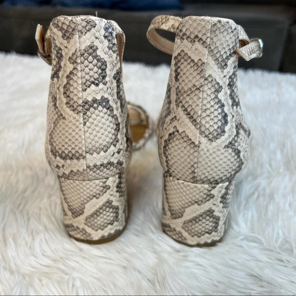 NWOT Steve Madden Irenee Ankle Strap Sandal Light Beige Snake 2" Heel Size 7.5 - Picture 5 of 9
